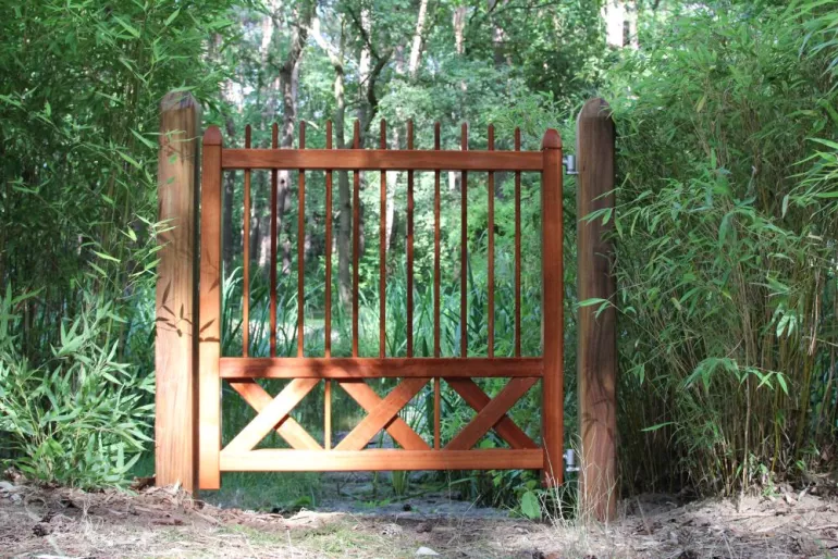Een houten poort midden in een bos.