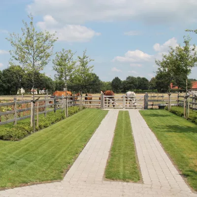 Dubbele houten veldpoort bevestigd aan houten omheining