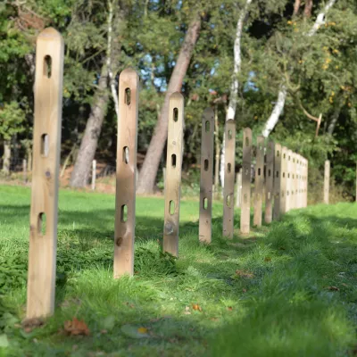 Houten vierkante palen met drie gaten voor de planken