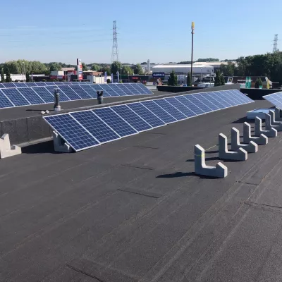 Zonnepanelen op het dak van een gebouw