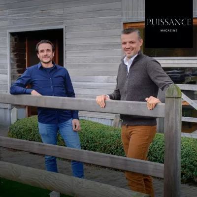 Twee mannen achter een houten omheining met twee spijlen