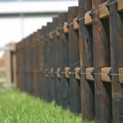 Houten omheiningen met ronde palen, 2 rails en elektrische draden