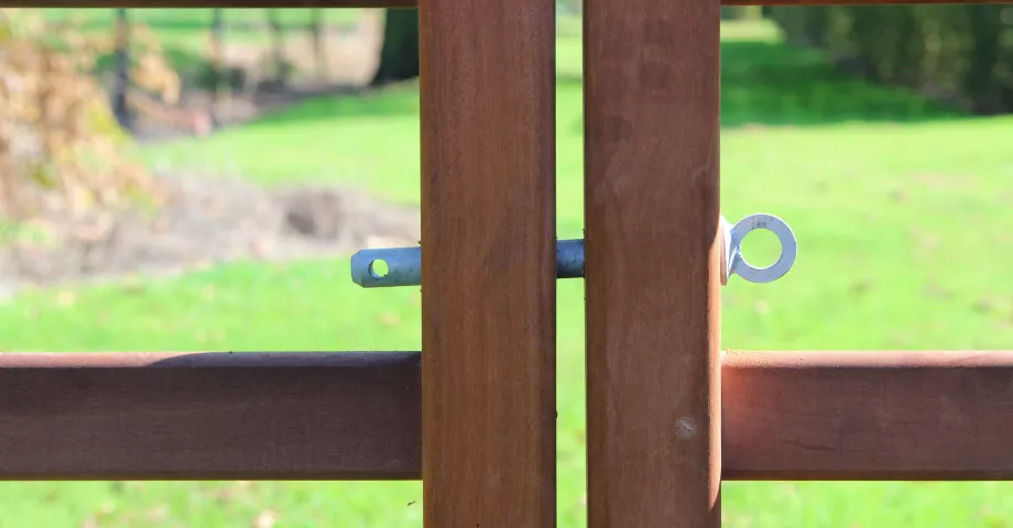 Anti-diefstal poortgrendel tussen 2 houten poorten