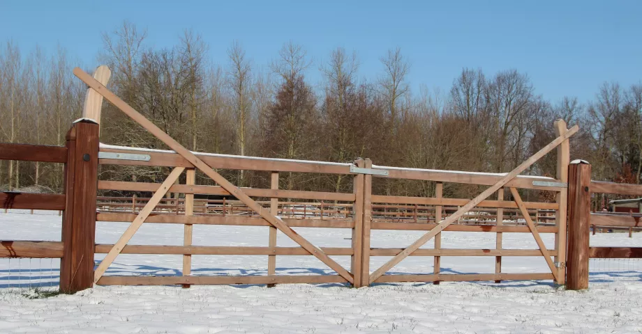 Dubbele veldpoort met een boog aan beide zijden