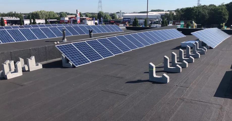 Zonnepanelen op het dak van een gebouw