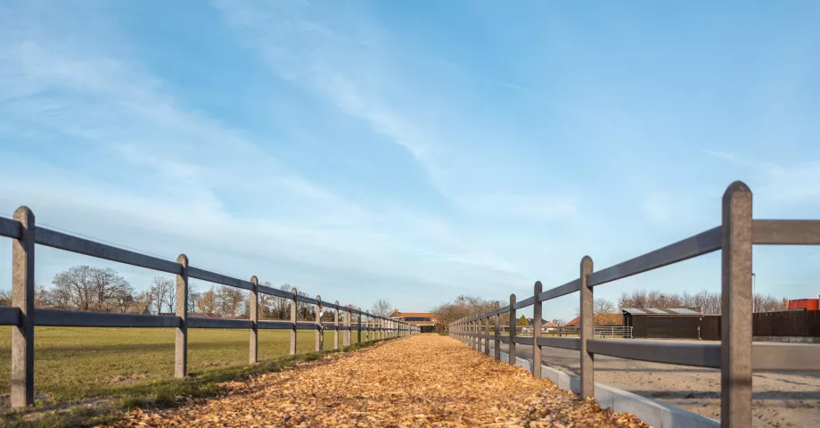 Omheiningen van gerecycled plastic met vierkante palen en twee rails