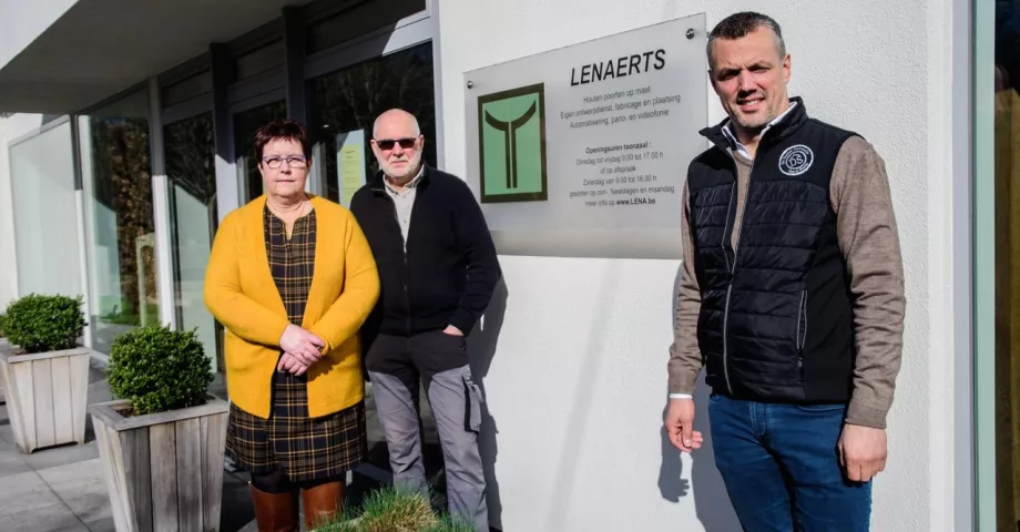 3 mensen voor een wit gebouw