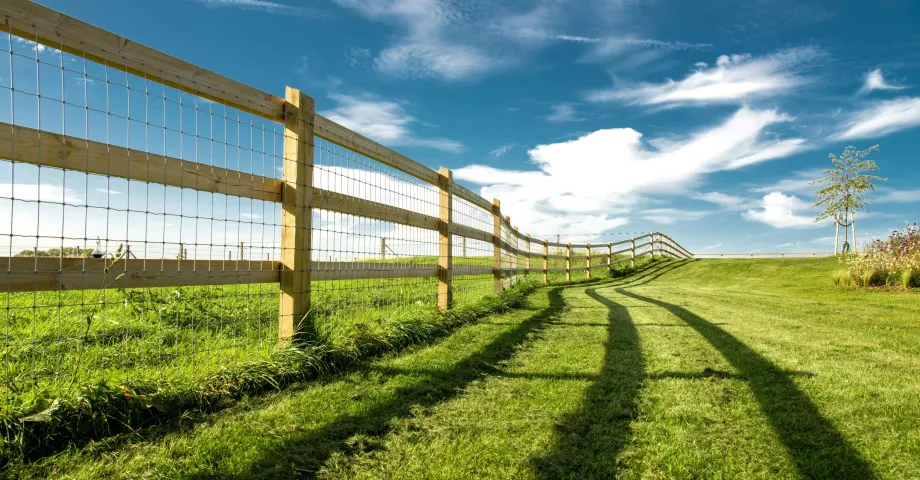 Traditionele opschroef paardenomheining in Geïmpregneerd hout